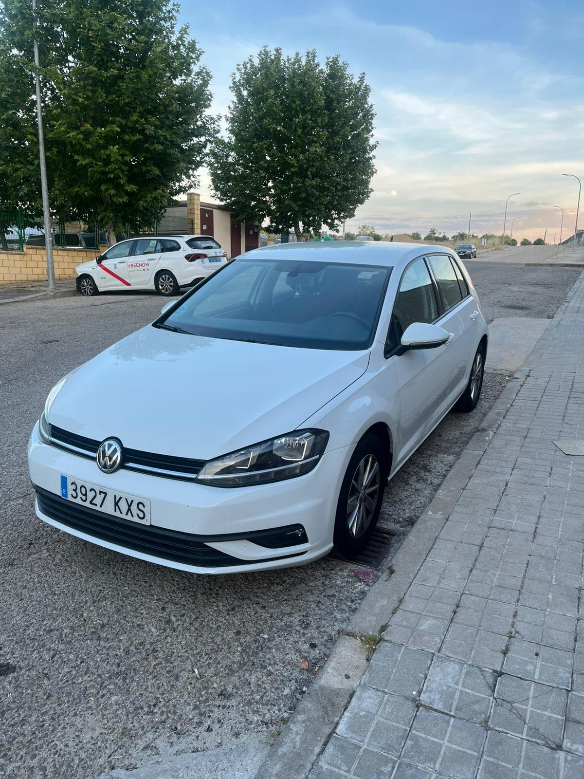 
										VOLKSWAGEN Golf Business 1.6 TDI full									