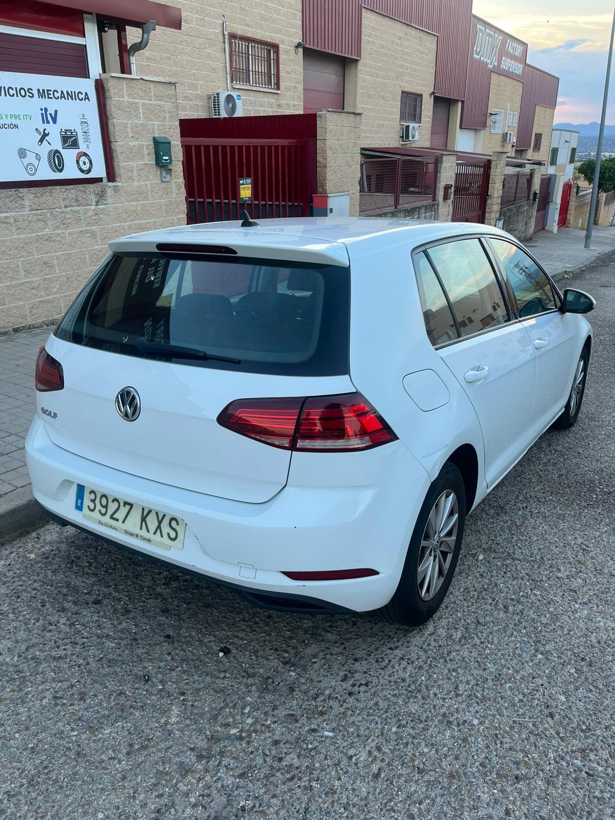 
										VOLKSWAGEN Golf Business 1.6 TDI full									